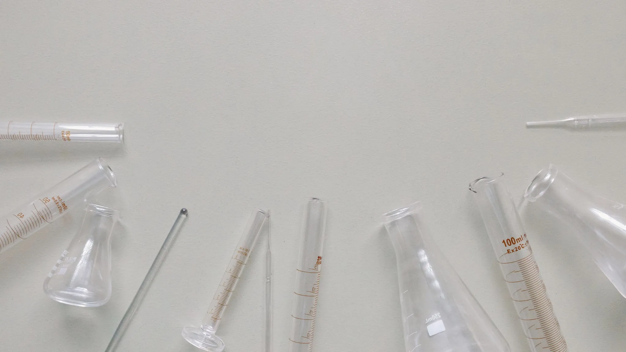 Een gedraaid doorschijnend lint gel dat als een helix opkrult op bleke natte steen.