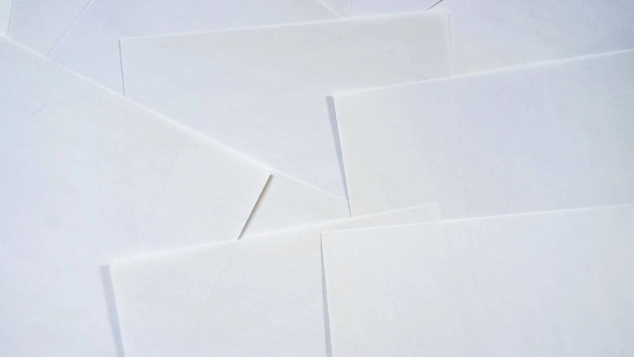 Rijen eenvoudige glazen potten zonder etiket op een houten plank.