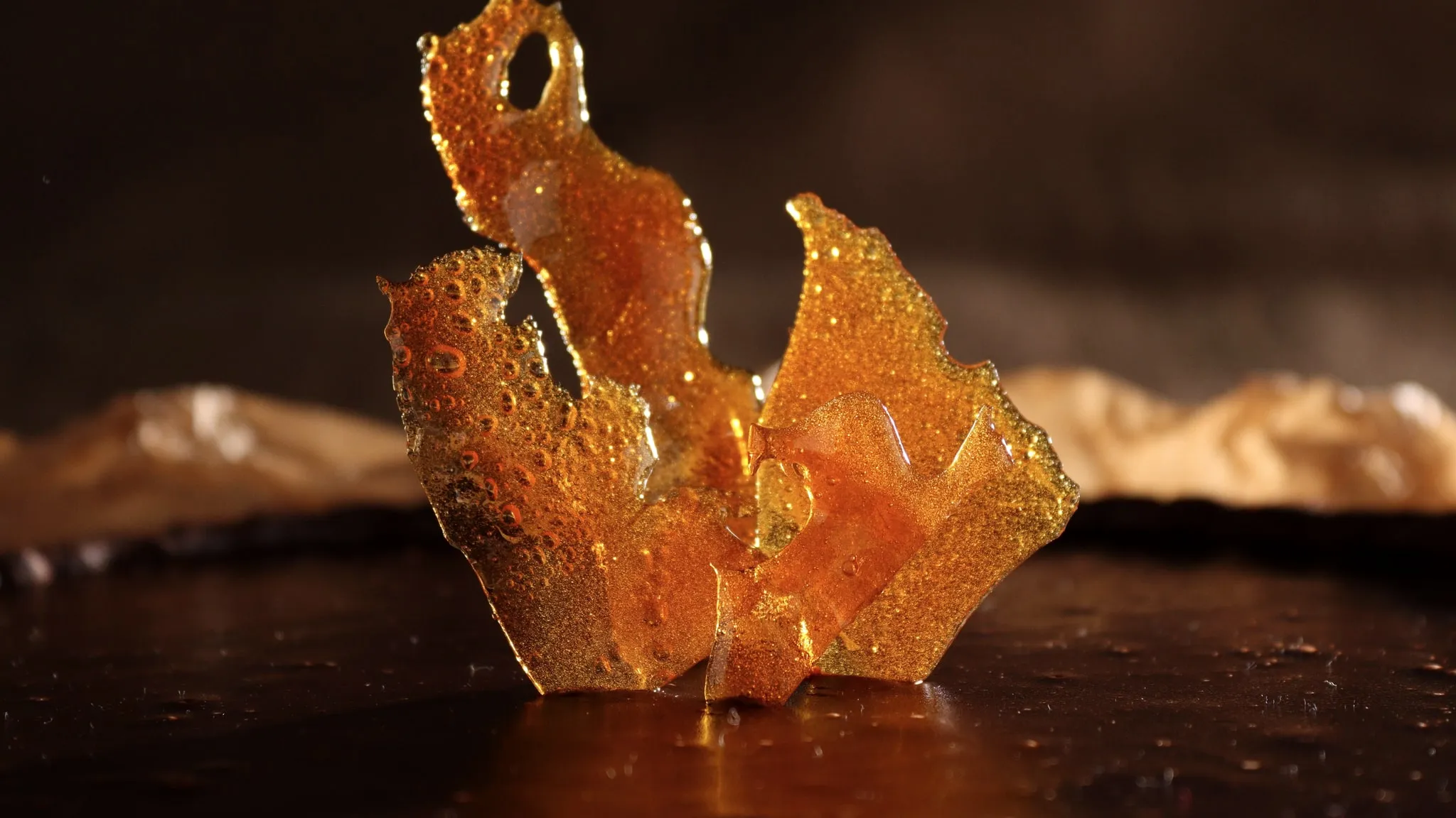 Lichte karamel in een pan, close-up van het oppervlak dat het licht vangt.