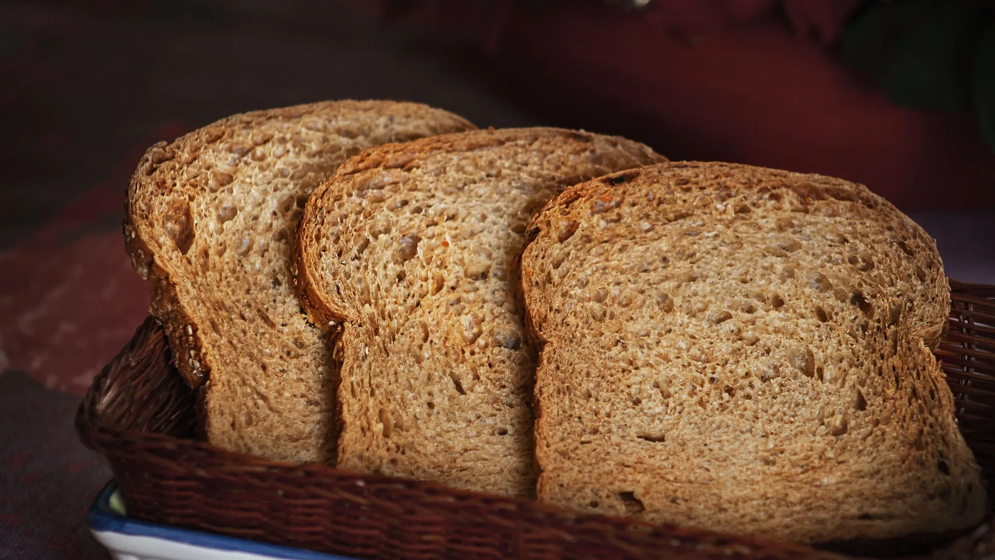 Een afgescheurde snee geroosterd brood, korststructuur in scherend licht.