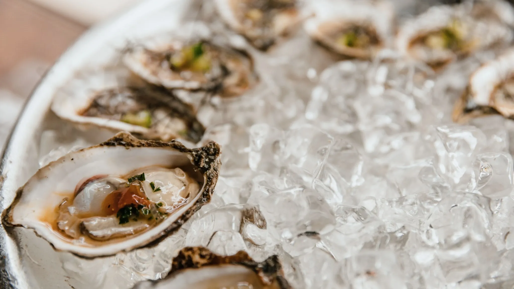 Verse oesters op geschaafd ijs, recht van boven gezien.